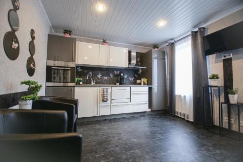 Modern mitten in der Stadt und doch sehr ruhig 2 Minuten zu Therme in บัด เอมส์