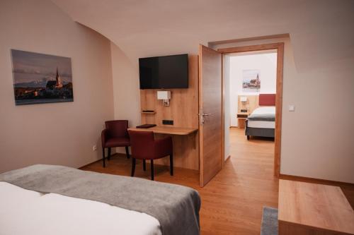 1 queen bed, 2 twin beds