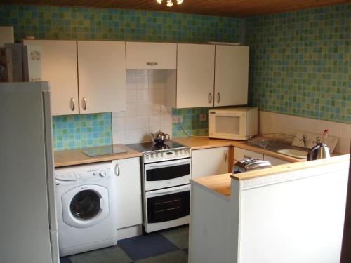 virtuve, RoSE COTTAGE THREE BEDROOM HOUSE WITH PARKING Summer Special in Carsphairn