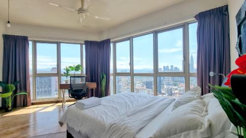 Penthouse on 34 - The Highest Unit and Best Views in Regalia & Private Rooftop Terrace in Chowkit / Putra WTC
