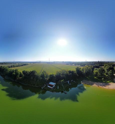 RIVER VIEW NEAR FRANKFURT - 3 ROOMS-4 BEDS & 1 SOFA BED -AIR CONDITION- Private PARKING in Hainburg