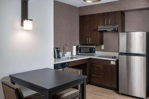 Studio Suite Deluxe Queen with Bathtub - Mobility Accessible