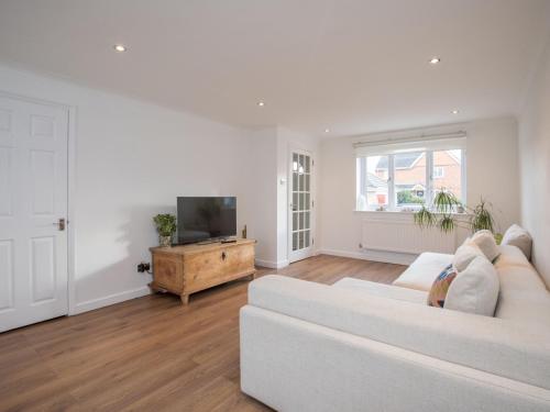 Pass the Keys 16HM Bright Modern 2 Bed Home Great Location w Garden gîte à louer Staines