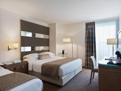 1 queen bed, 3 twin beds