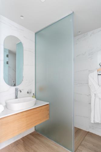 The City Hotel & Suites - image 4