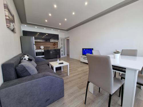 . Luxury two bedroom Crown apartament