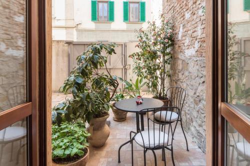 Art Gallery Apartment in Florence, Florencja