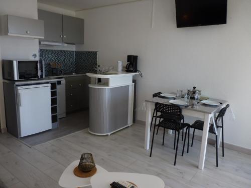 Kitchen, Sol-y-Days Cigales de mer, studios bien equipes et climatises, en centre-ville a 150m de la plage in Le Grau-du-Roi