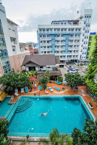 Swimming pool, Sutus Court 1 in Pattaya