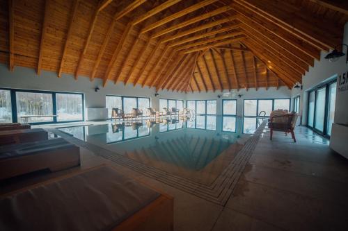 Peldbaseins, Hotel Kulla e Bajraktarit in Vrita