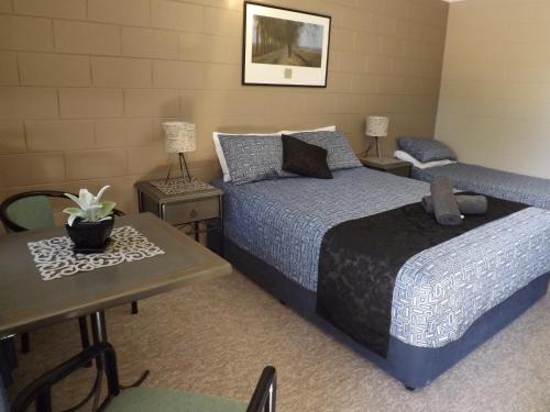 1 queen bed, 1 twin bed