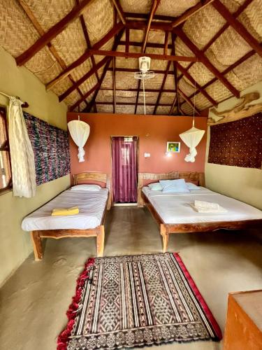 1 king bed, 1 twin bed