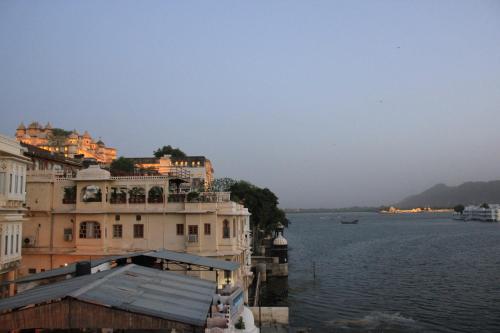 Hotel Devraj Niwas on Lake Pichola