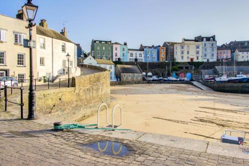 Unique Cottage The Old Stables Pembrokeshire Sleeps 8 - Welsh Tourist Board Award 5 Stars