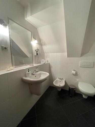 U Cervene zidle - Red Chair Hotel - image 10