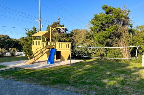 Colorful Emerald Isle Home Just Steps to Beach!