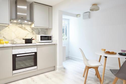 Mutfak, Stylish, spacious flat with private parking in Kingsdown