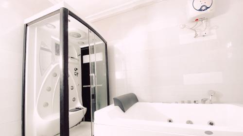 Ντους, Royal Court Lounge & Boutique Hotel in Πορτ Χάρκορτ