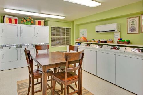 Sonesta Simply Suites Phoenix Tempe - image 13
