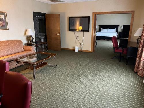 Days Inn & Suites by Wyndham Sutton Flatwoods - image 12