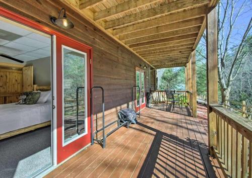 Amazing Creek View Cabin w/ Hot Tub, Firepit & Pool Table