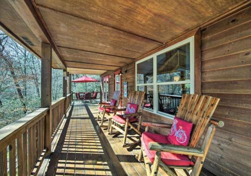 Amazing Creek View Cabin w/ Hot Tub, Firepit & Pool Table