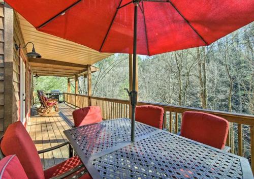 Amazing Creek View Cabin w/ Hot Tub, Firepit & Pool Table