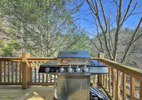 Amazing Creek View Cabin w/ Hot Tub, Firepit & Pool Table