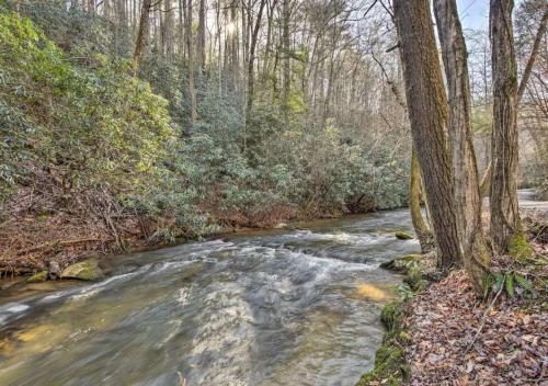 Amazing Creek View Cabin w/ Hot Tub, Firepit & Pool Table