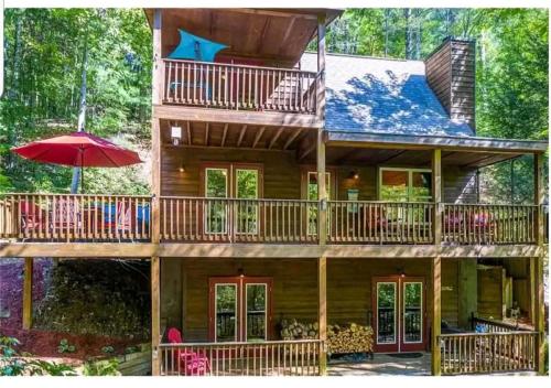 B&B Ellijay - Amazing Creek View Cabin w/ Hot Tub, Firepit & Pool Table - Bed and Breakfast Ellijay