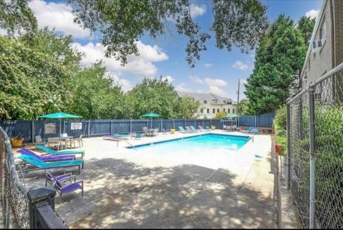 Wine Down Suite King Bd, 400mbps, Kitchen,Free Parking Pool photo