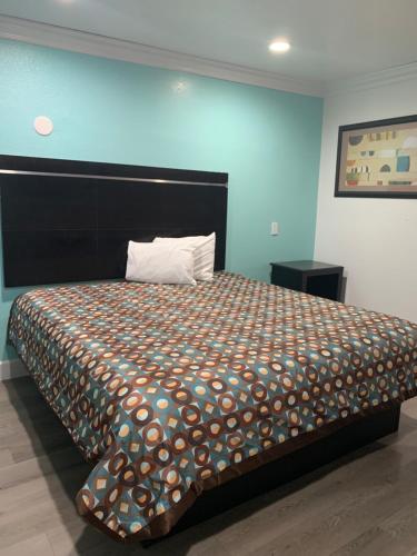 Budget Motel - image 12