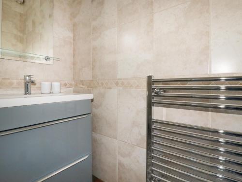 19 Quintrell Gardens - image 4