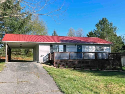 Cozy house near Douglas Lake Family and Pet friendly Quiet location