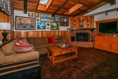 Moonridge Cottage-1817 by Big Bear Vacations - image 2