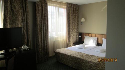 Deluxe Double or Twin Room with City View