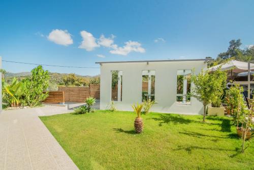 Garden, Villa Alyona in Mousoures