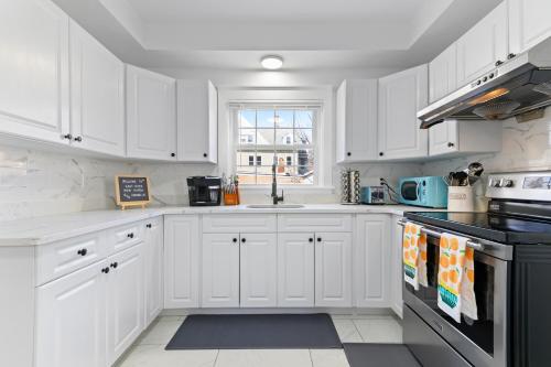 Casa Soleada in East Rock near DT and Yale SOM with FREE Parking and King Bed in New Haven, USA