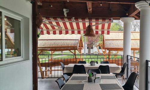 מסעדה, No Stress Panzió-Pizzéria-Sporttábor (No Stress Panzio-Pizzeria-Sporttabor) in Harkany