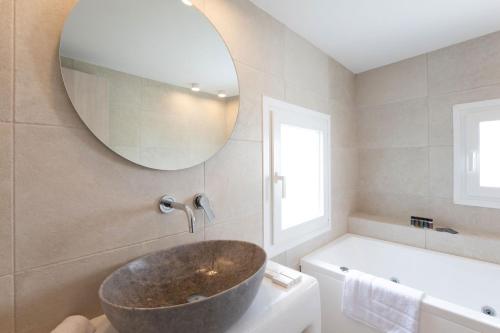 Deluxe Suite with Spa Bath image 6