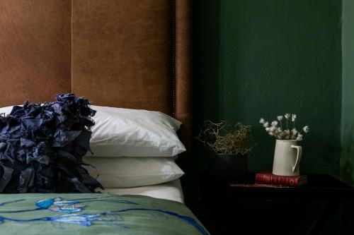 1 king bed, 1 twin bed