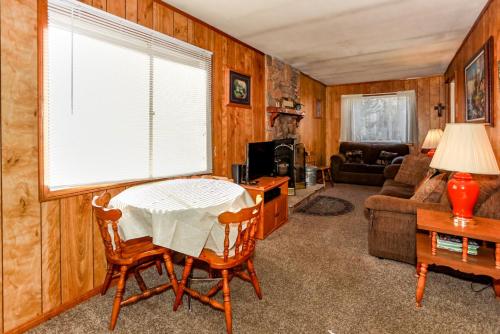 Eagles Cottage - 1975 by Big Bear Vacations - image 10