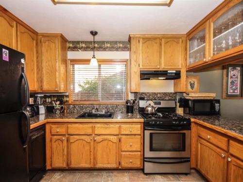 Konyha, Idle Hours Inn - 1945 by Big Bear Vacations in Big Bear City (CA)