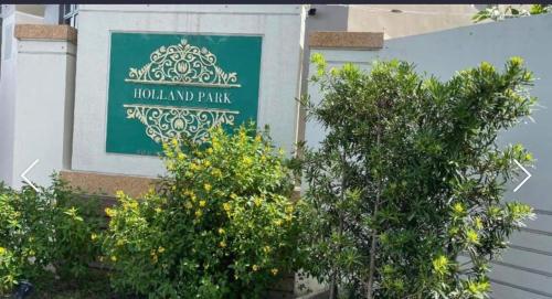 Elie's Home-Holland Park in Binan