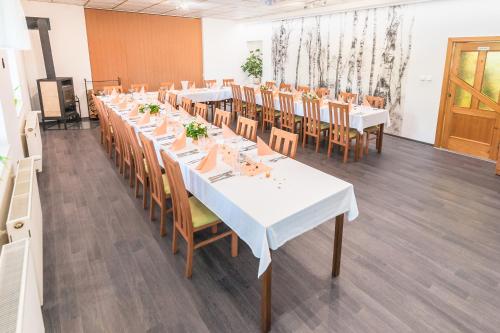Restaurant, Penzion V Údolí (Penzion V Udoli) in Horní Počaply