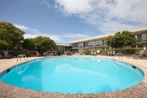 Days Inn by Wyndham Clinton in Clinton, USA