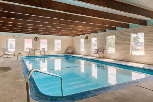 สระว่ายน้ำ, Rodeway Inn & Suites Ontario in ออนแทรีโอ (OR)