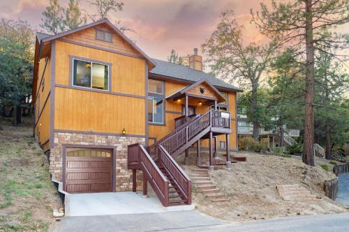 Moonridge Serenade - 1967 by Big Bear Vacations Big Bear City California
