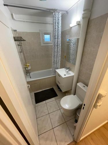 Bathroom, Superbe Appartement en residence avec parking free in Ris-Orangis