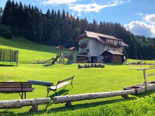 Parque infantil, Chalets und Apartments Hauserhof Nassfeld in Hermagor